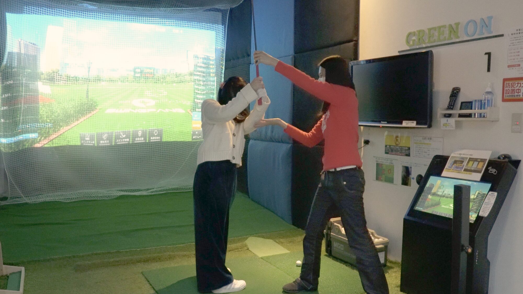 コーチが手本を見せながら指導しているところ